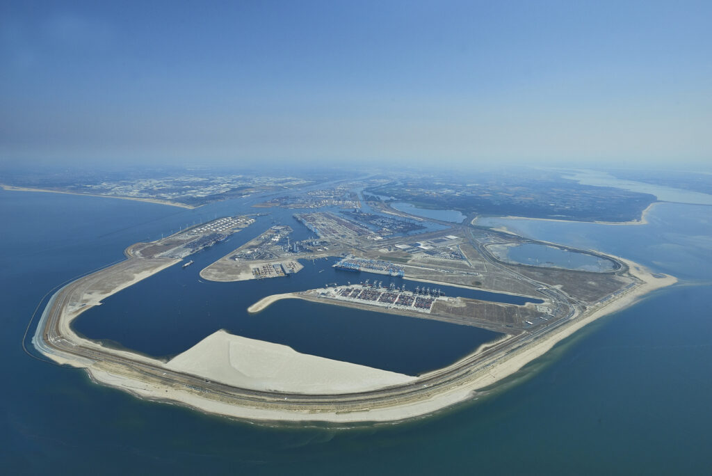 Containers stuwen groei overslag haven Rotterdam