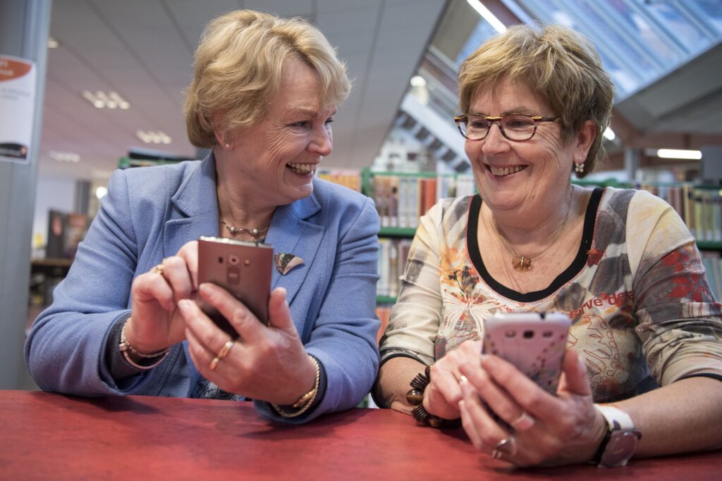 Vrijwilligers in het hele land leren senioren whatsappen