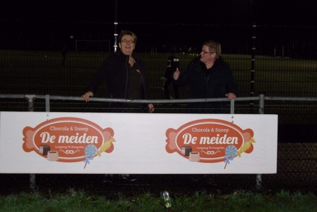 Bord 21 door sponsors zelf opgehangen